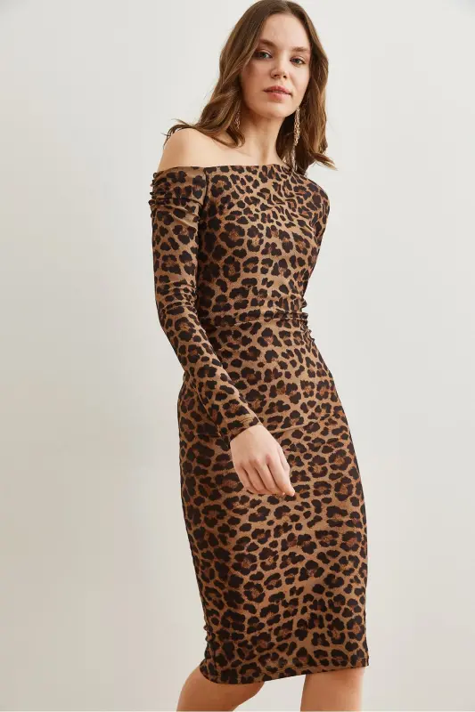 Ayol qahva leopard qayiq yoqali trikotaj mini ko'ylak ELB - 5
