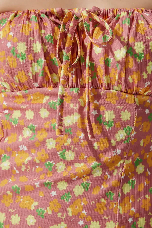 Ayol to'q sariq pushti gulli yirtigli yozgi trikotaj ko'ylak - 5