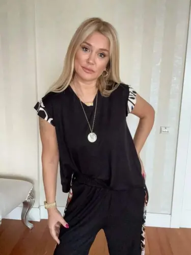 Ayol yarasasi qanoti raqamli bosma tafsilotli bluz va yon chiziqli tafsilotli kristall mato shimlar ikki qismli kostyum - 3