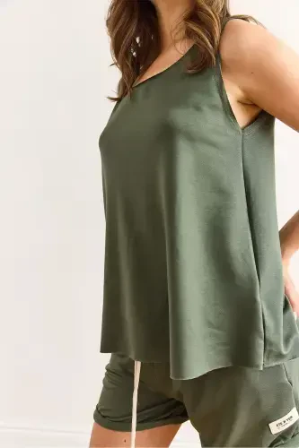 Ayol yashil arma detallari bilan shortli kristalli to'plam TKM- - 5