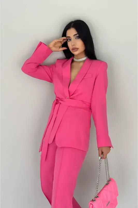 Ayollar bog'lamali soxta cho'ntakli kamarli ro'mol yoqali blazer kurtka truba shim moslashuvchan shim kostyum-pushti - 3
