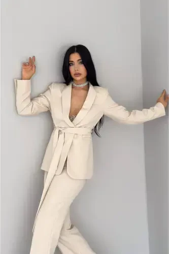 Ayollar bog'lamli soxta cho'ntakli kamarli ro'mol yoqali blazer ko'ylagi tor shimli elastik shim kostyumi-Bej - GENEL MARKALAR (1)