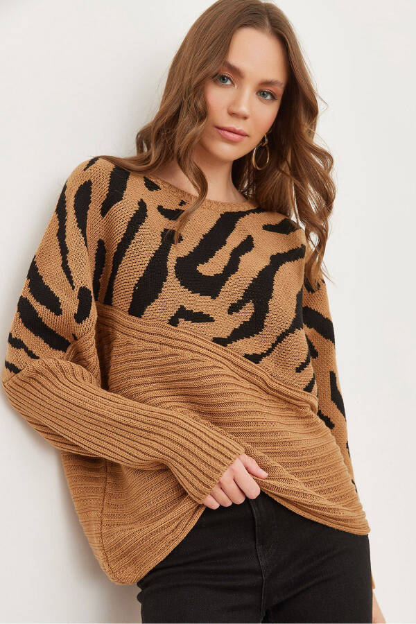 Ayollar Camel Zebra detallı triko sviteri KZK-19000819 - 1