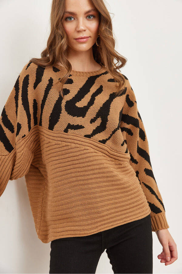 Ayollar Camel Zebra detallı triko sviteri KZK-19000819 - 2