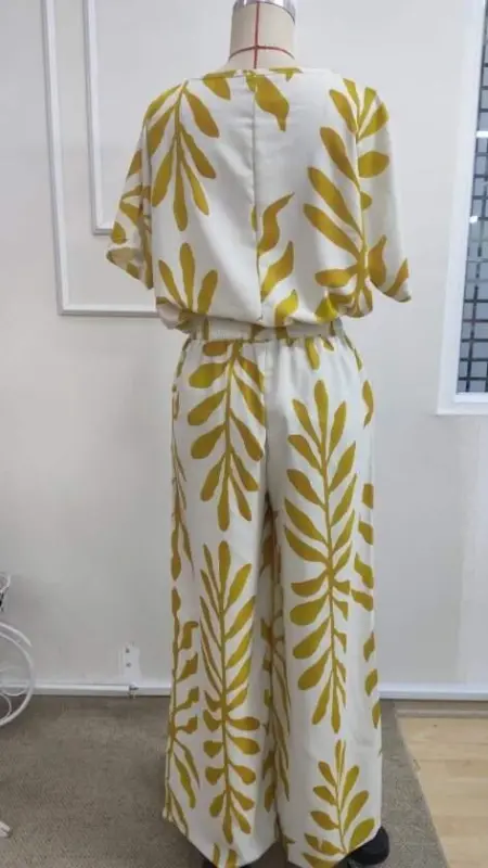 Ayollar kalta yengli V-yoqali naqshli aerobin bluz va shim ikki qismli to‘plami - 6