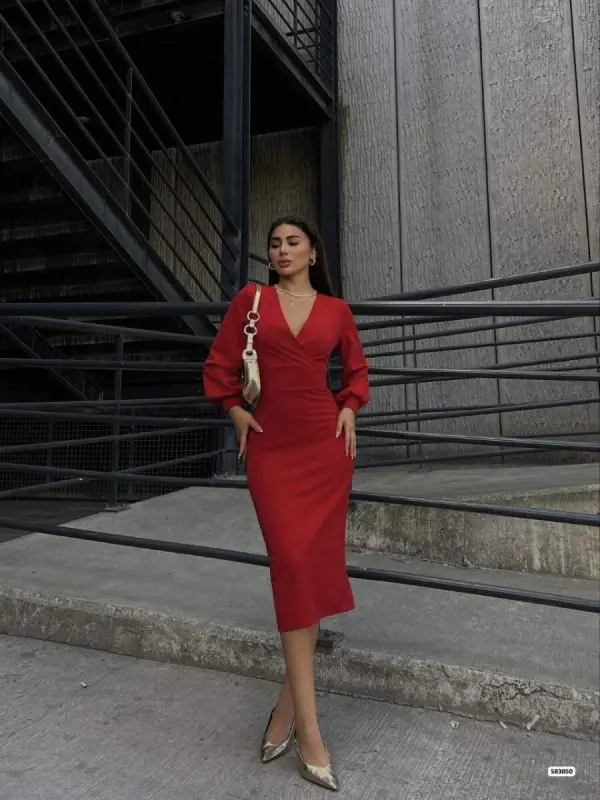 Ayollar kruvaze yoqali balon yengli jilosiz krep matodan midi bo'yli ko'ylak - 2