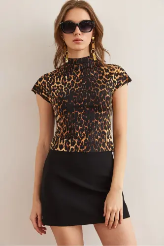 Ayollar Leopar Qora Baland Bo'yinli Ko'rshapalak Crop Micro Bluz - OLALOOK (1)