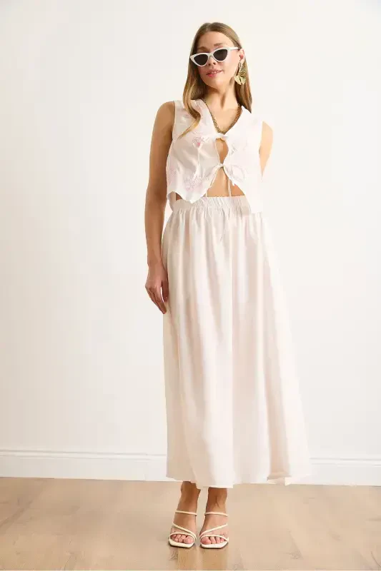 Ayollar oq modal ustki kashtali nimcha pastki cho'ntakli kloş - 2