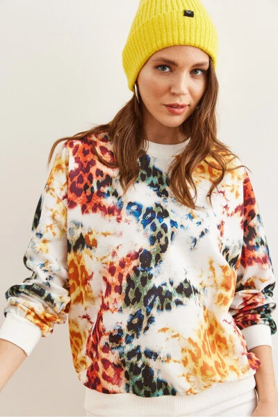 Ayollar oq rangli Leopard Basic yumshoq teksturali erkin sviter SWT-19000457 - OLALOOK (1)