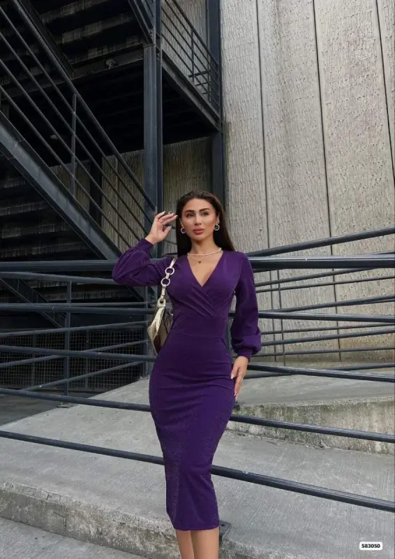 Ayollar o'ralgan yoqali sharsimon yengli yaltiroq krep matoli midi bo'yli ko'ylak - 2