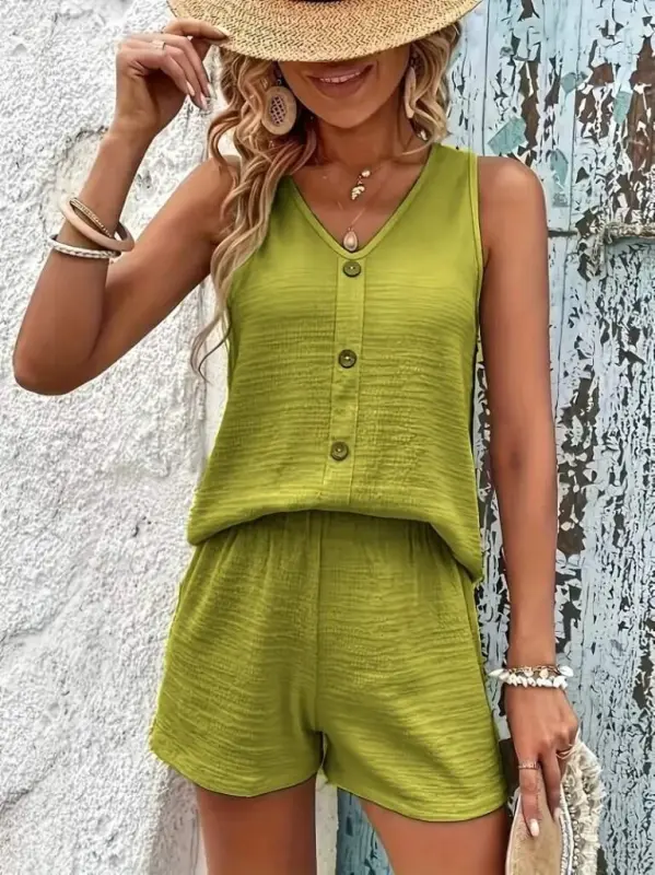 Ayollar osma yengsiz V yoqali old tugmali burmali bluz va short ikki qismli kostyum - BÜYÜKBEDENIZ