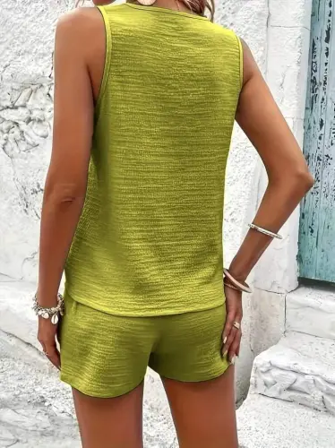 Ayollar osma yengsiz V yoqali old tugmali burmali bluz va short ikki qismli kostyum - 5