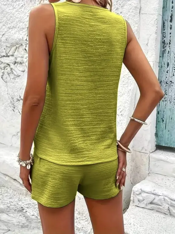 Ayollar osma yengsiz V yoqali old tugmali burmali bluz va short ikki qismli kostyum - 5