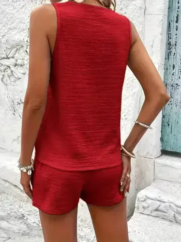 Ayollar osma yengsiz V yoqali old tugmali burmali bluz va short ikki qismli kostyum - 3