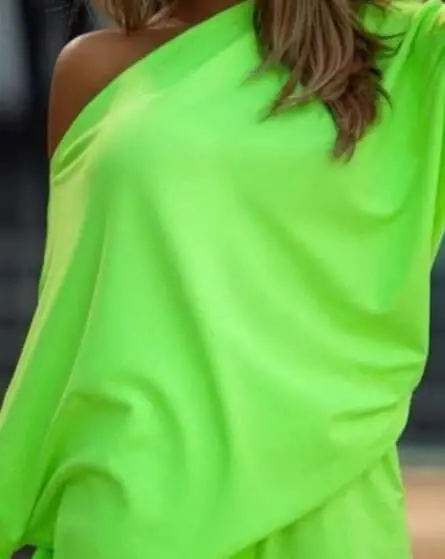 Ayollar qayig'i bo'yinbog'i keng ikki ipli bluzka va shortlardan iborat kostyum - 2