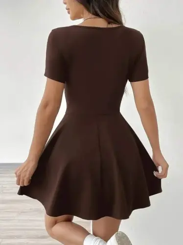 Ayollar qisqa yengli kvadrat yoqali short detalli cho'ntakli dalg'ich ko'ylak - 4