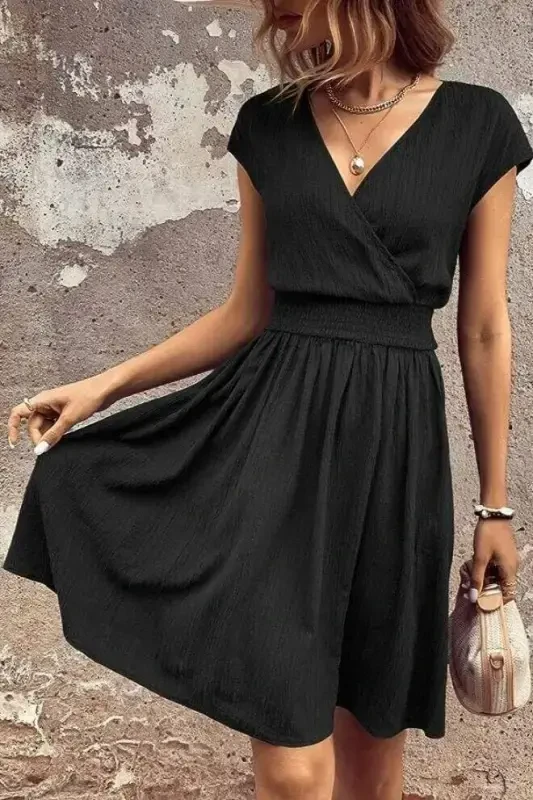 Ayollar qisqa yengli o'ralgan yoqali belli gipeli burmali ko'ylak - 9