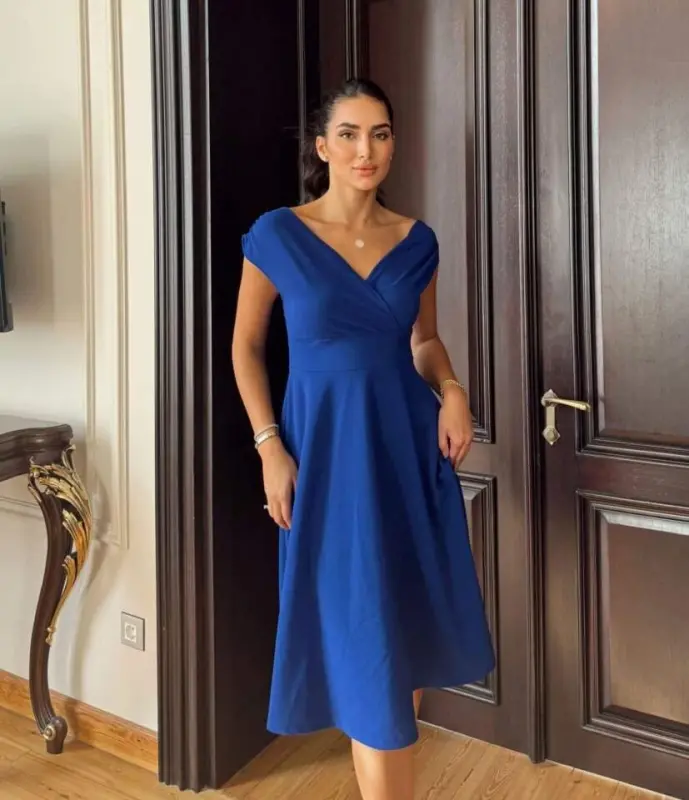 Ayollar qisqa yengli o'ralma yoqali etagi volanli krep ko'ylak - 1