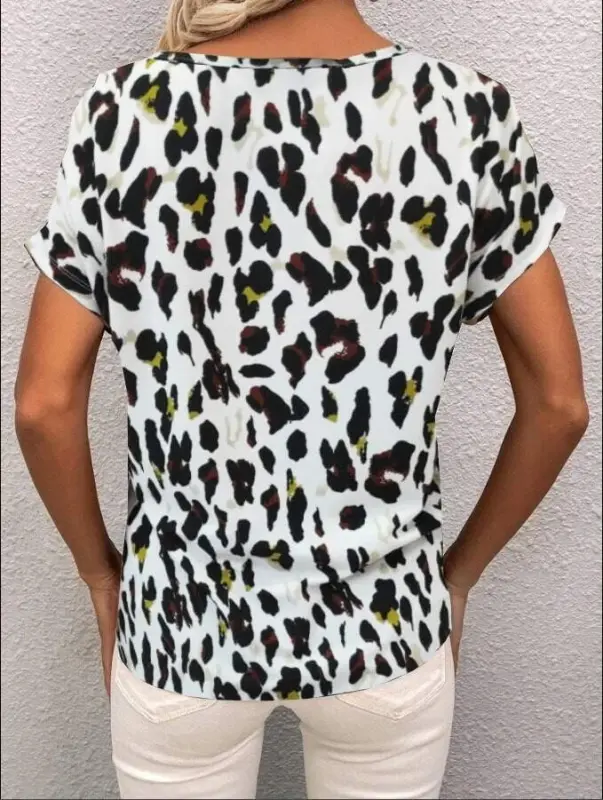 Ayollar qisqa yengli V yoqali leopard naqshli krep bluzka - 2