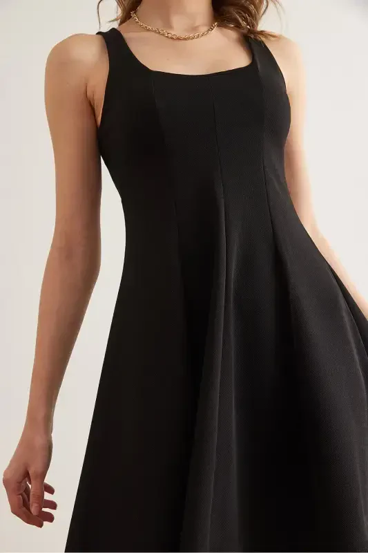 Ayollar qora U bo'yinli bo'lakli trend mini kloş ko'ylak - 6