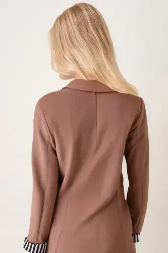 Ayollar to'q норка рангидаги қўл ички қисми чизиқли битта тугмали куртка ARM-22K001122-To'q норка - 3