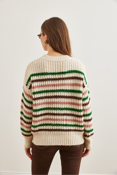 Ayollar tosh rangli chiziqli triko sviter, qalin yumshoq teksturali KZK-19000917 - 5