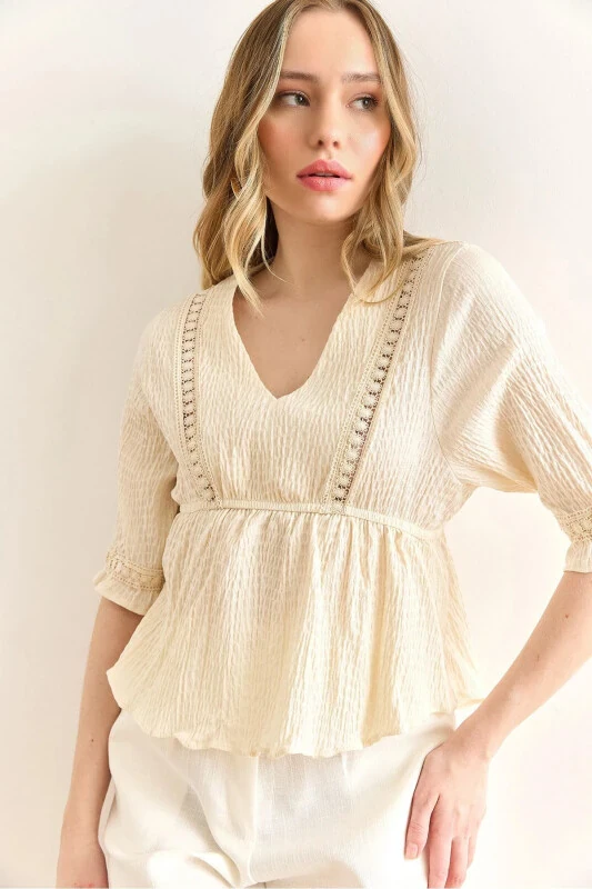 Ayollar toshli gipyur detalli V yoqali bel lastikli bluzasi - OLALOOK