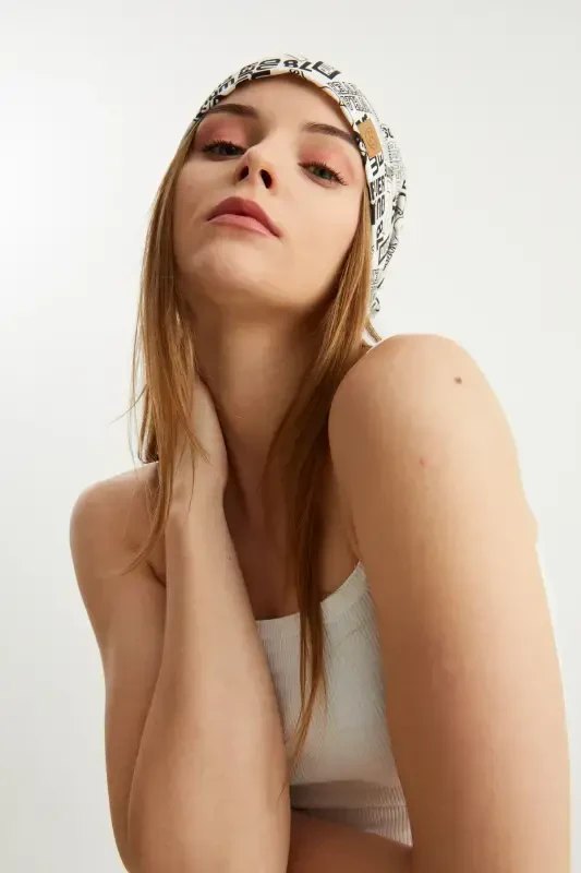 Ayollar uchun 4 fasl paxtali, elastik, ultra yumshoq yengil, terlatmaydigan, ip detallari bilan trikotaj shapka - Oq naqsh - 8