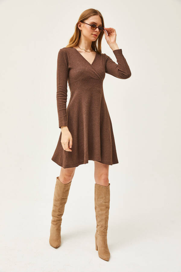 Ayollar uchun achchiq kofe rangli V-bo'yinli tartan mini ko'ylak ELB-19002043 - 2