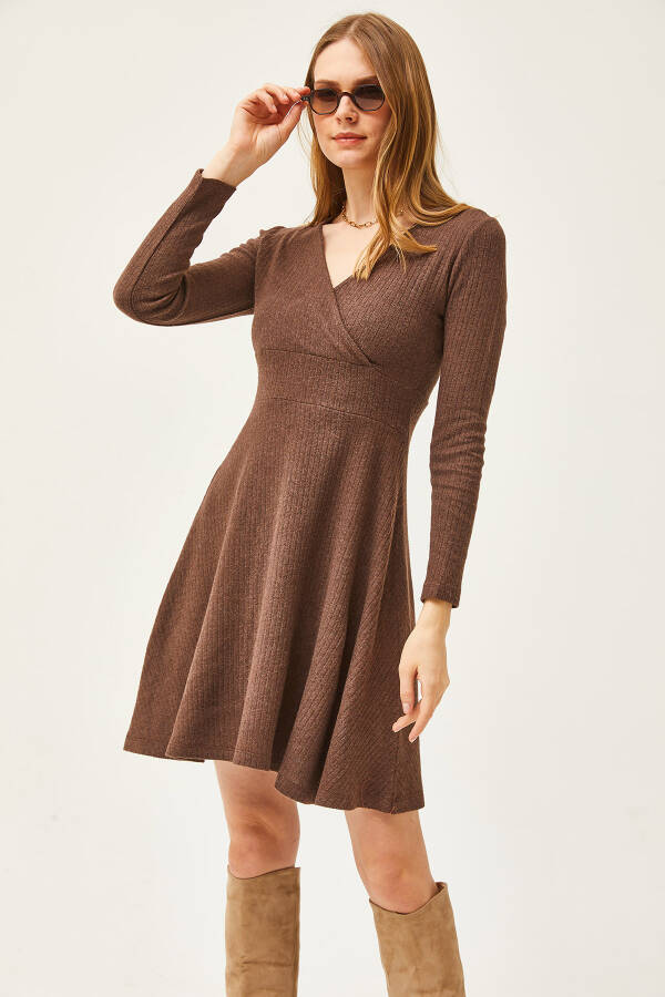 Ayollar uchun achchiq kofe rangli V-bo'yinli tartan mini ko'ylak ELB-19002043 - 3