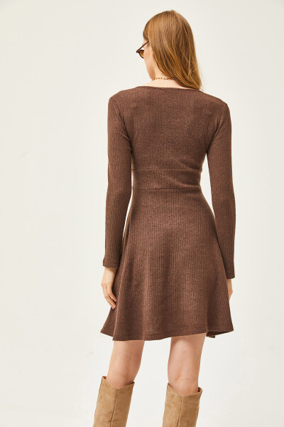 Ayollar uchun achchiq kofe rangli V-bo'yinli tartan mini ko'ylak ELB-19002043 - 6