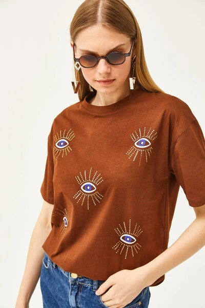 Ayollar uchun achchiq qahva ko'zli bosma folga detallari bilan T-shirt TSH-19000770 - 3