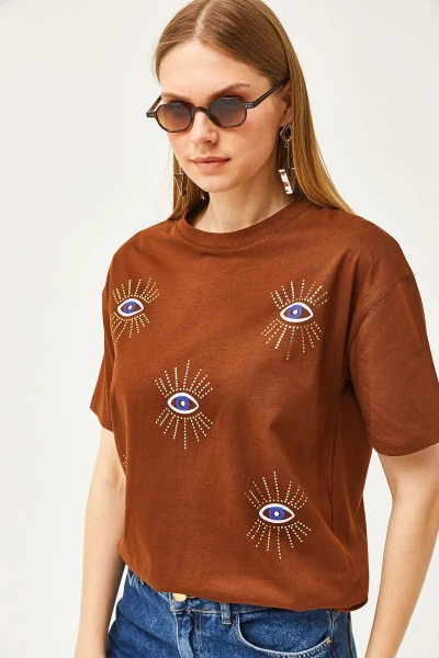Ayollar uchun achchiq qahva ko'zli bosma folga detallari bilan T-shirt TSH-19000770 - 4