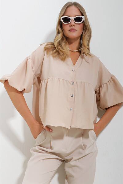 Ayollar uchun bej rangli balon yengli xalat, burmalar bilan bezatilgan kubra paxtadan tikilgan qisqa ko'ylak ALC-X11624 - 5