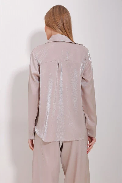 Ayollar uchun bej rangli porloq to'qilgan keng ko'ylagi ALC-X11492 - 7