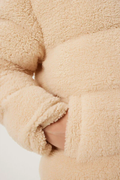 Ayollar uchun bej rangli, tik yoqa, plyushli, pufak ko'ylagi QA00002 - 5