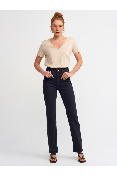 Ayollar uchun bej rangli V bo'yinli oddiy futbolka - 4