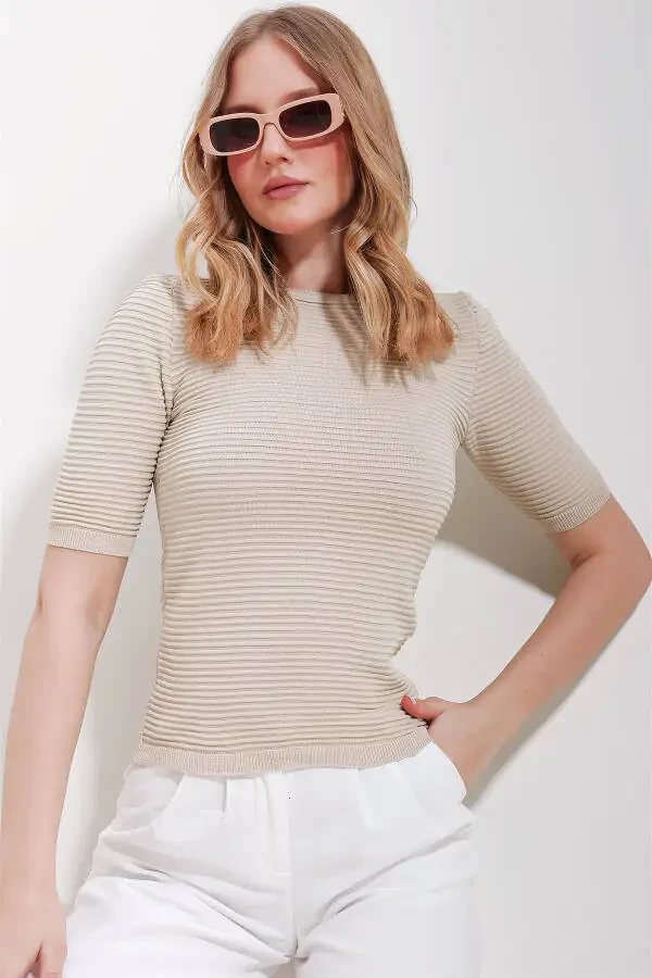 Ayollar uchun bej rangli velosiped yoqali, to'qima naqshli, ajurli yarim qisma triko bluzkasi ALC-X11558 - 2