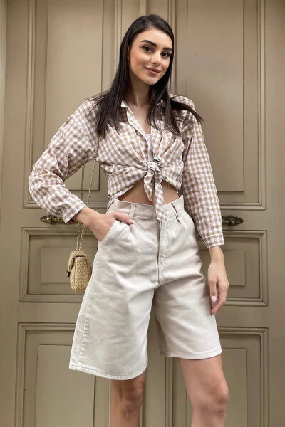 Ayollar uchun bej rangli yuqori bel, keng oyoqli Bermuda jinsi shortilar ALC-X8174 - 1