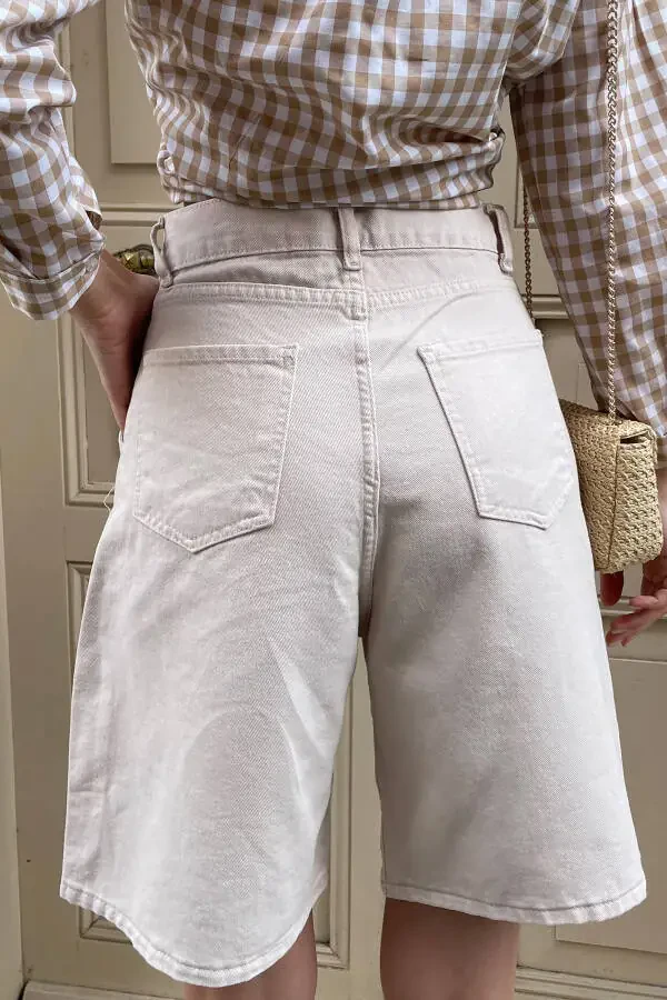 Ayollar uchun bej rangli yuqori bel, keng oyoqli Bermuda jinsi shortilar ALC-X8174 - 5