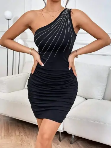 Ayollar uchun bir yelkali, yelkasi ochiq, toshli, mini import krep ko'ylak - 3