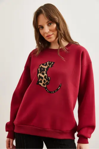 Ayollar uchun bordo rangli, leopard applikatsiyali, shardonli oversize svitshot SWT-19000698 - Bordo - 3