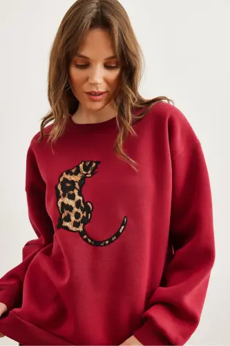 Ayollar uchun bordo rangli, leopard applikatsiyali, shardonli oversize svitshot SWT-19000698 - Bordo - 6