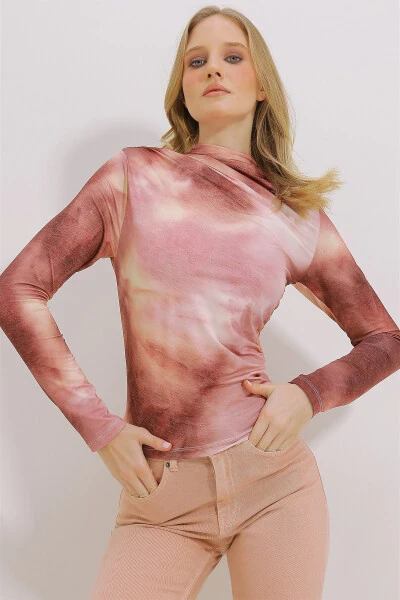 Ayollar uchun chang rangi to'g'ri yoqali yelka burmalar bilan bezatilgan, draperlik va naqshli bluzka ALC-X11131 - TREND ALAÇATI STILI