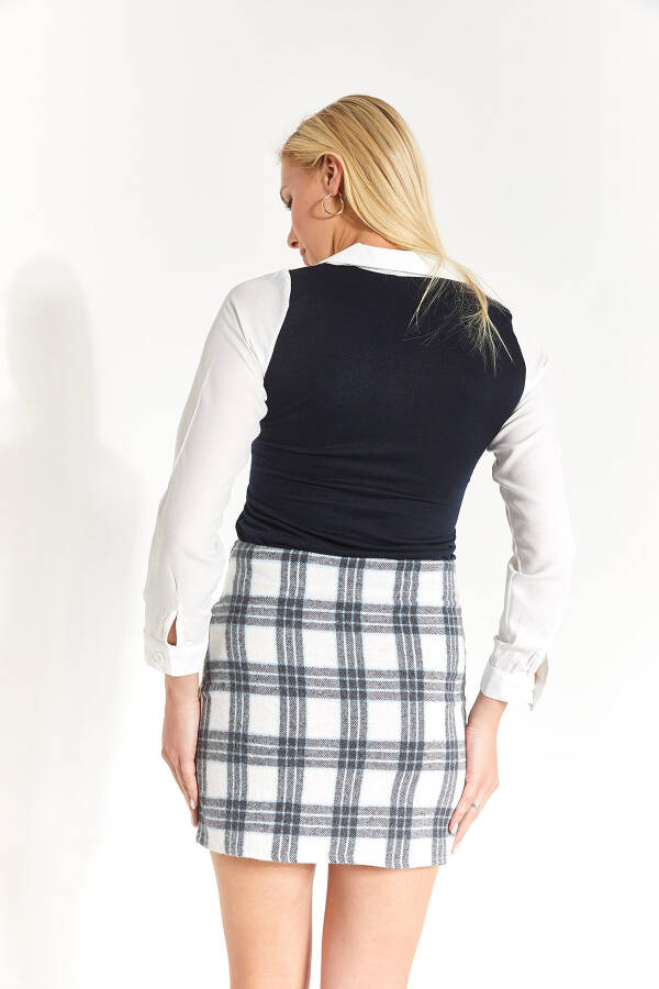 Ayollar uchun chaqaloq ko'k rangli to'qilgan yirtqichli mini yubka - 8