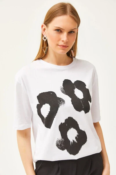 Ayollar uchun ekru rangli romashka naqshli bo'shashgan kalıpli futbolka TSH-19000783 - OLALOOK