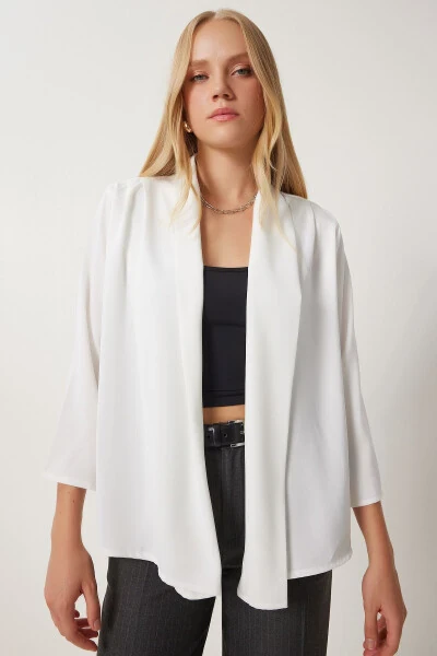 Ayollar uchun Ekru rangli ro'mol yoqali, nafis atlas sirtli kurtka MC00291 - 1