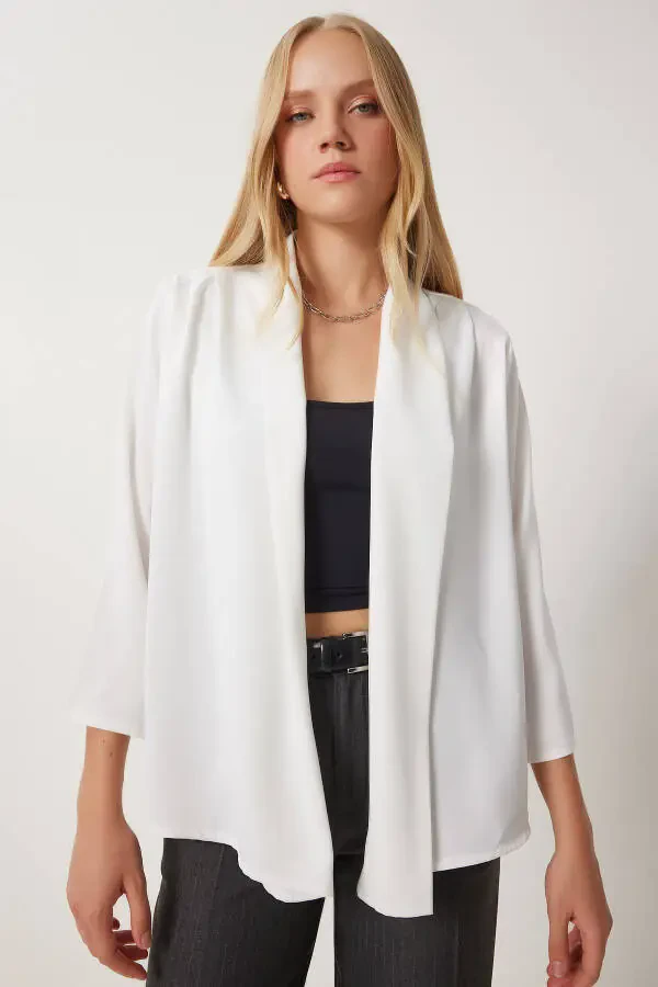 Ayollar uchun Ekru rangli ro'mol yoqali, nafis atlas sirtli kurtka MC00291 - 1