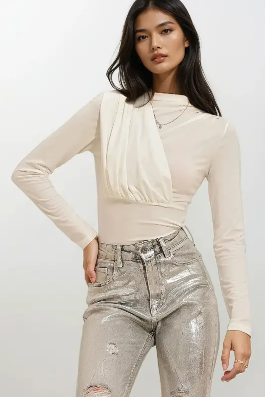 Ayollar uchun ekru rangli tik yoqali, burmalarli, tugmali Sandy bodysi ALC-X10868 - TREND ALAÇATI STILI