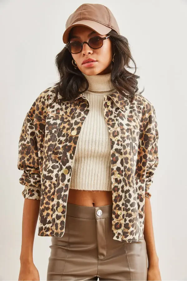 Ayollar uchun jigarrang leopar cho'ntakli zamsh kurtkasi - 1